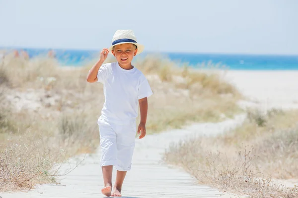 Netter Junge am Strand — Stockfoto