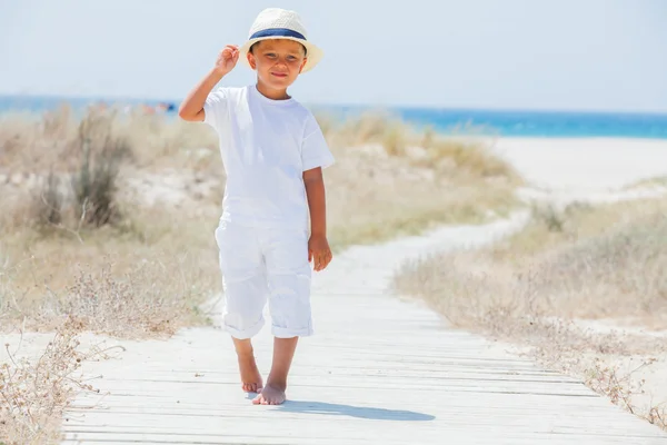 Netter Junge am Strand — Stockfoto