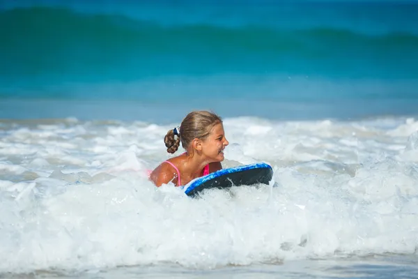 Vacaciones de verano - chica surfista . — Foto de Stock