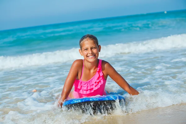 Férias de verão - menina surfista . — Fotografia de Stock