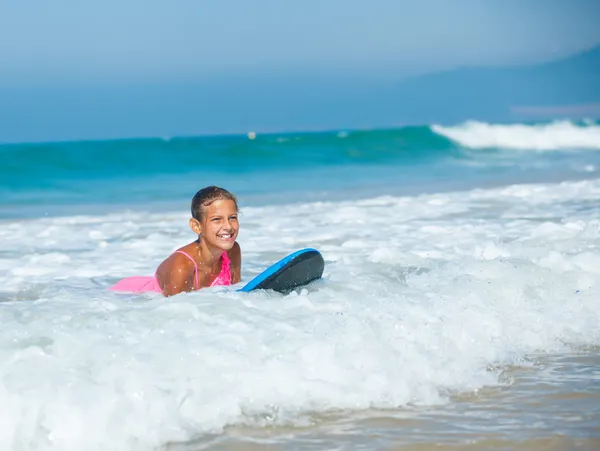 Férias de verão - menina surfista . — Fotografia de Stock