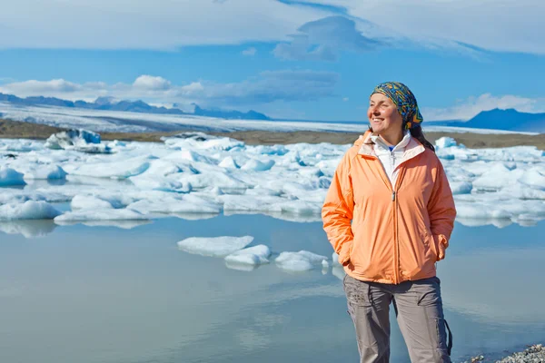看着冰山的女人。冰岛 — 图库照片