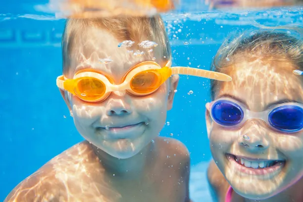 Onderwater portret kinderen — Stockfoto