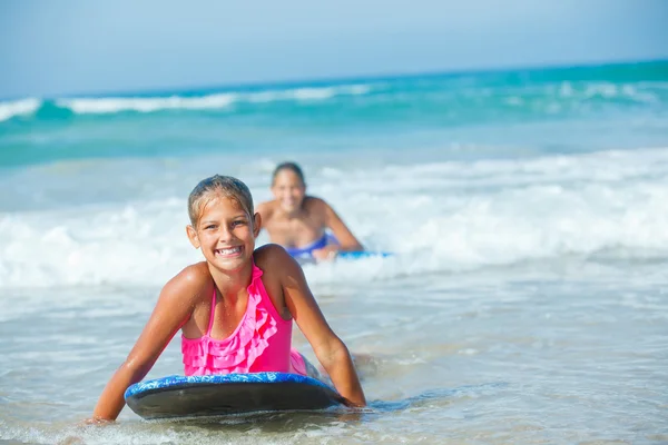 Zomervakantie - surfer girl. — Stockfoto