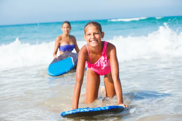 Vacaciones de verano - chica surfista . —  Fotos de Stock