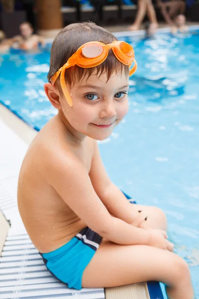 Atividades na piscina — Fotografia de Stock