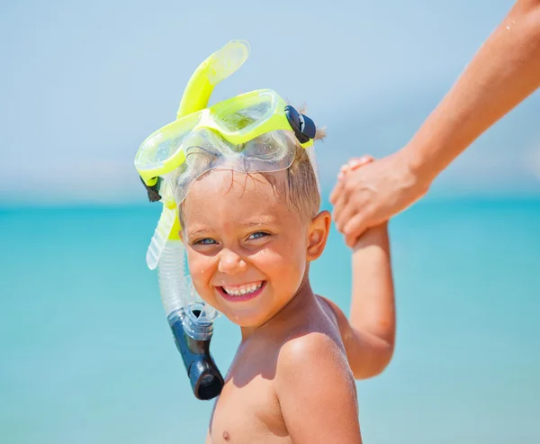 Felice ragazzo sulla spiaggia — Foto Stock