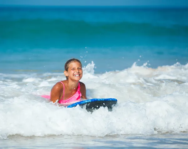 Sommerferien - Surfermädchen. — Stockfoto