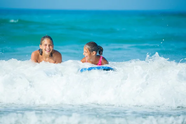 Vacaciones de verano - niñas surfistas . — Foto de Stock