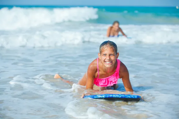 Zomervakantie - surfer girl. — Stockfoto