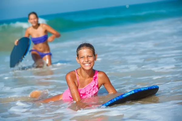 Vacaciones de verano - niñas surfistas . —  Fotos de Stock