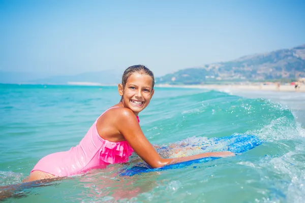 Vacanze estive - ragazza surfista . — Foto Stock
