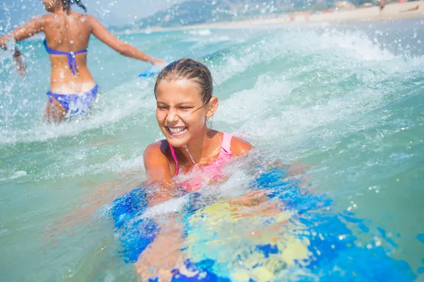 Vacances d'été - surfer fille . — Photo