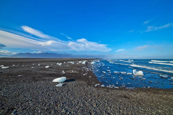 Blocs de glace sur une plage de sable . — Photo