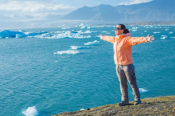 Frau beobachtet Eisberge. Island — Stockfoto