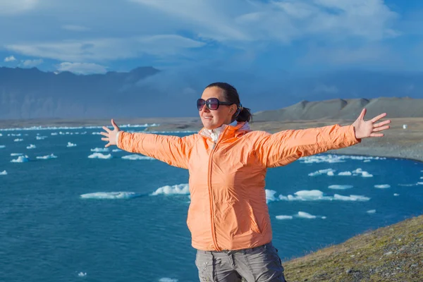 Woman watching icebergs. Iceland — Stock Photo, Image