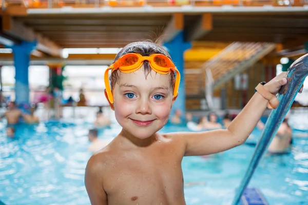 Actividades en la piscina — Foto de Stock