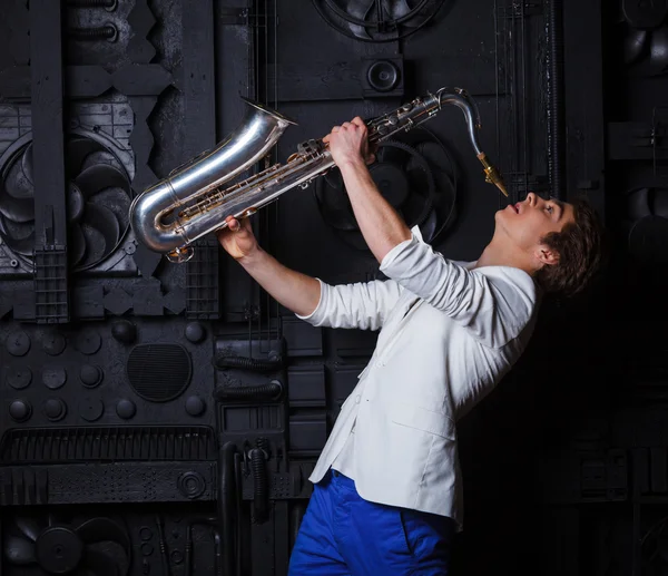 Homme avec saxophone — Photo