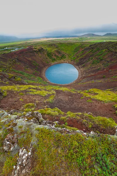 Lake in ronde vulkaan krater — Stockfoto