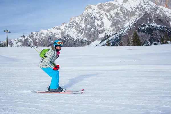 Flicka på skidor. — Stockfoto