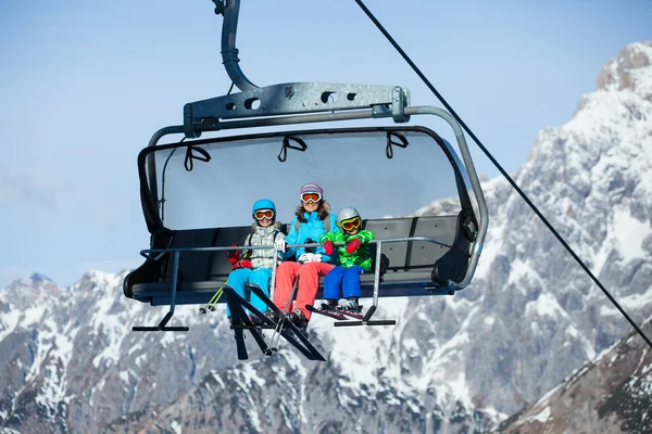 Skiërs op een skilift. — Stockfoto