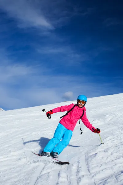 Fille sur les skis . — Photo