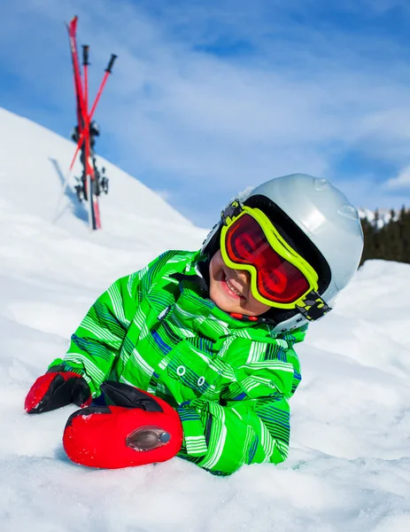 Een foto van een junior skiër — Stockfoto