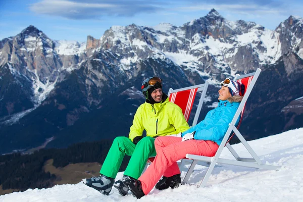 Skiurlaub - ruhender Skifahrer. — Stockfoto