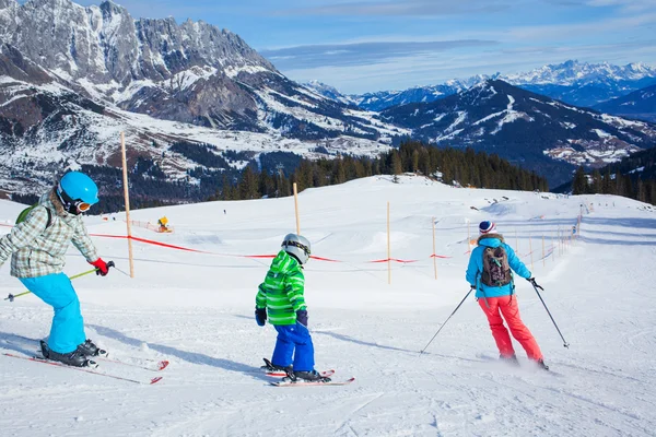 Lyžování, zima, sníh, lyžaři — Stock fotografie