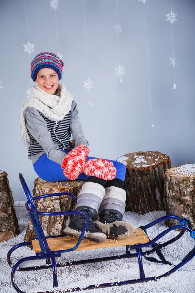 Chica divertida en ropa de invierno . —  Fotos de Stock