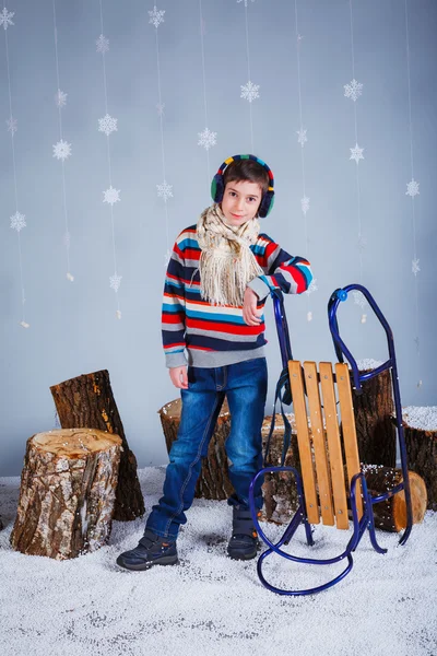 Grappige jongen in winterkleren — Stockfoto