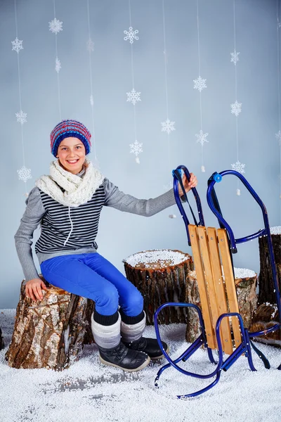 Legrační dívka v zimě oblékání. — Stock fotografie