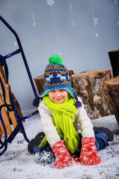 Lustiger Junge in Winterkleidung — Stockfoto