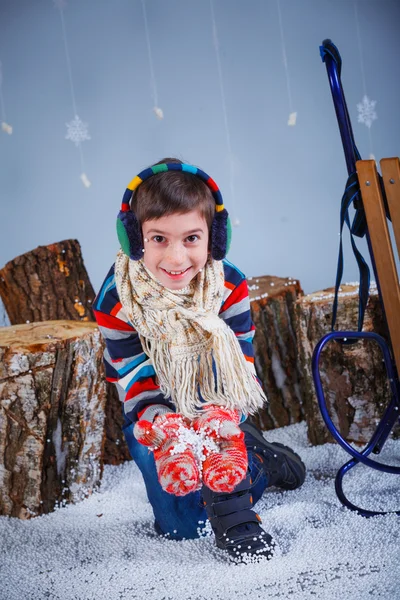 Chico divertido en ropa de invierno — Foto de Stock