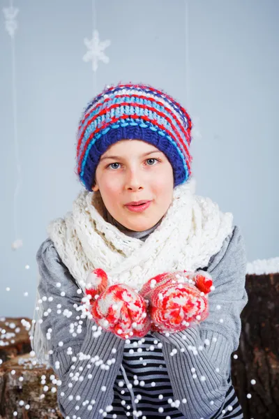 Ragazza divertente in vestiti invernali . — Foto Stock