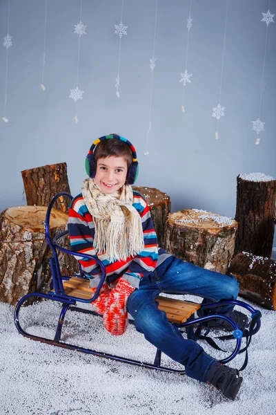 Zabawny chłopak w zimowe ubrania — Zdjęcie stockowe