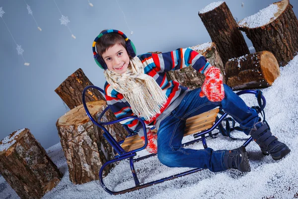 Zabawny chłopak w zimowe ubrania — Zdjęcie stockowe