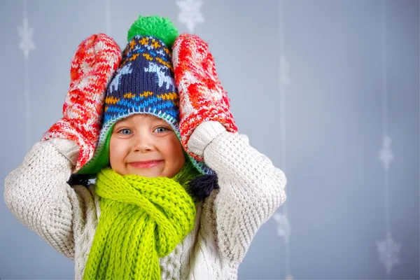 Garoto engraçado em roupas de inverno — Fotografia de Stock