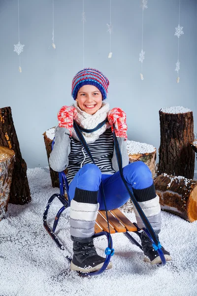 Menina engraçada em roupas de inverno . — Fotografia de Stock