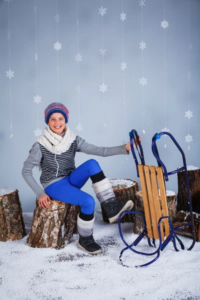 Ragazza divertente in vestiti invernali . — Foto Stock