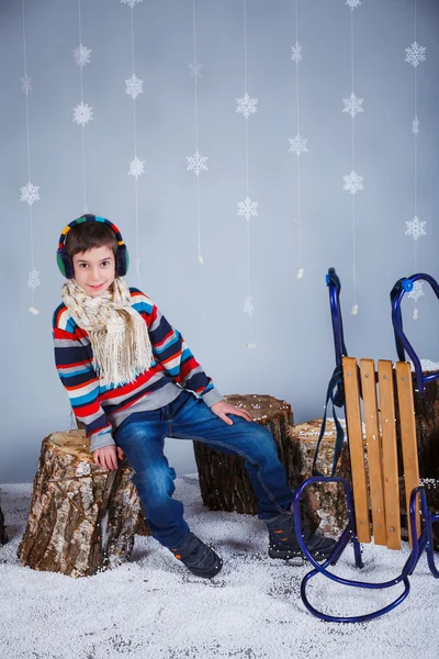 Chico divertido en ropa de invierno — Foto de Stock