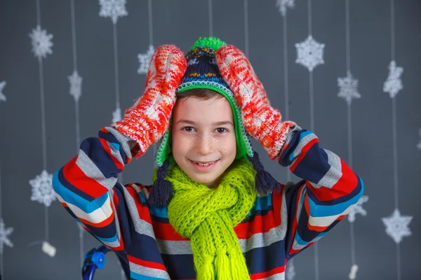 Junge in Winterkleidung — Stockfoto