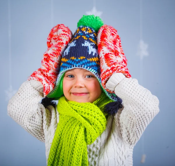 Garçon drôle en vêtements d'hiver — Photo