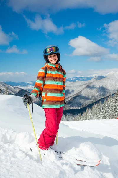 Flicka på skidor. — Stockfoto