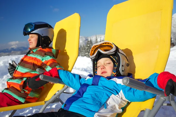 Vintern, ski, solen och kul. — Stockfoto