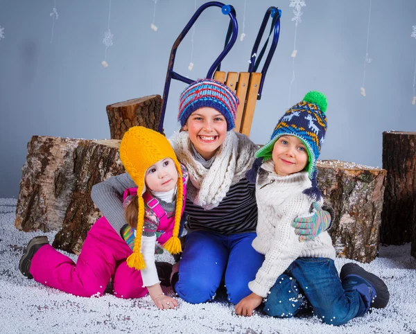 Смешные дети в зимней одежде — стоковое фото