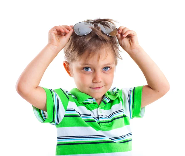 Мальчик в солнечных очках — стоковое фото
