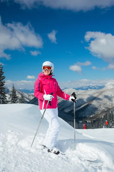 Vrouw op ski 's. — Stockfoto
