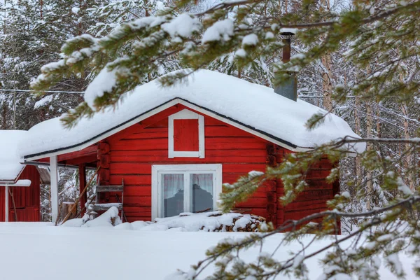 Rode houten Finse huis in het bos. — Stockfoto