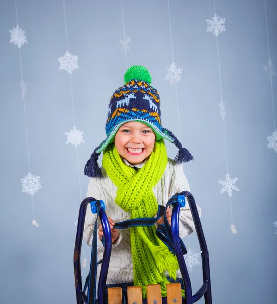 Lustiger Junge in Winterkleidung — Stockfoto